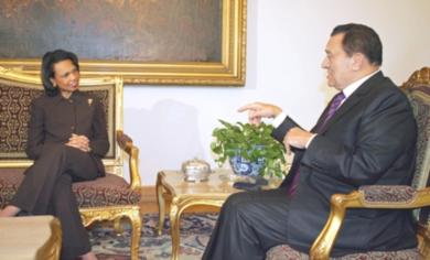 الرئيس المصري حسني مبارك يتحدث مع وزيرة الخارجية الاميركية كوندوليزا رايس 