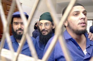المتهمون من اليسار: محمد مبخوت هضبان، عبدالله حسن العبادي وثالث غير معروف