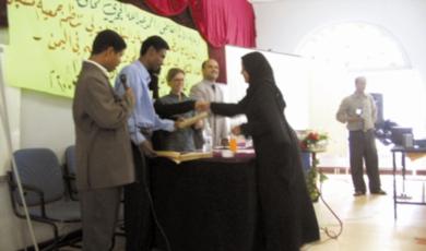 أثناء توزيع الشهادات على المشاركين