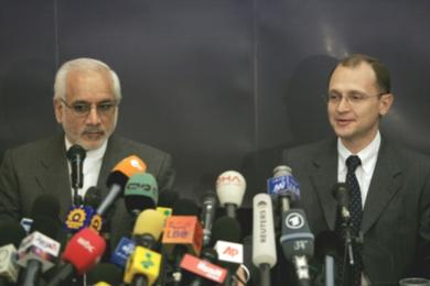 من اليمين سيرغي كيريينكو وغلام رضا اغازاده في مؤتمر صحفي