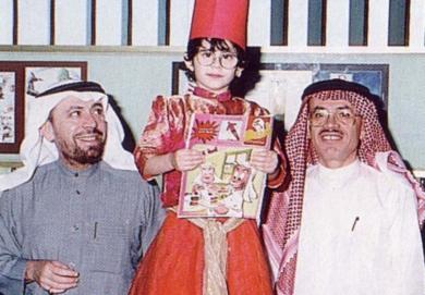 محمد حافظ وهشام حافظ وابنته فاطمة تحمل مجلة «باسم»