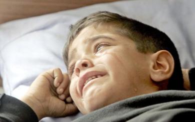 طفل عراقي يبكي في مستشفى ببغداد أمس وهو من ضمن 45 عراقيا اصيبوا بانفجار قذائف مورتر أطلقت على حي شيعي في جنوب بغداد حيث قتل 16 عراقيا في الهجوم