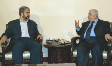 وزير الخارجية السوري وليد المعلم مع خالد مشعل رئيس المكتب السياسي لحركة المقاومة الاسلامية (حماس) 