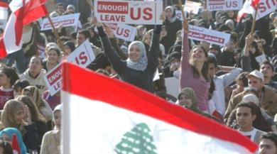 طلبة لبنانيون يحمل شعارات معادية لامريكا اثناء اجتماع في بيروت