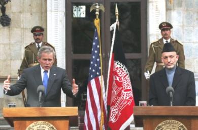 الرئيس الاميركي جورج بوش يتحدث في المؤتمر الصحفي الذي عقده مع نظيره الافغاني حامد كرزاي 