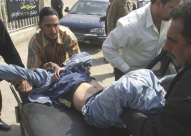 عراقيون يحملون احد الجرحى