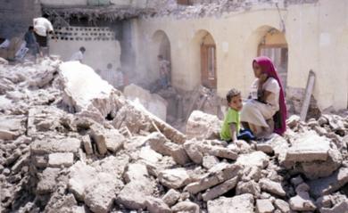 جانب من انهيار المنازل وحسرة طفلين على منزلهما