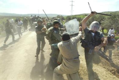 متظاهرون فلسطينيون يشتبكون مع الجيش الاسرائيلي 