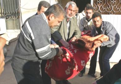 عراقيون يحملون جثة احد القتلى 