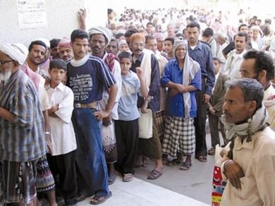 جموع غفيرة من المواطنين تتوافد لتلقي العلاج في المخيم المجاني لمؤسسة البصر العالمية بمستشفى عدن