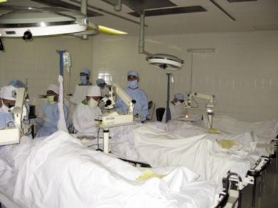 اثناء إجراء عمليات العيون في غرفة العمليات 