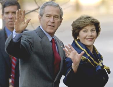 الرئيس الاميركي جورج بوش وعقيلته في جولة آسيوية