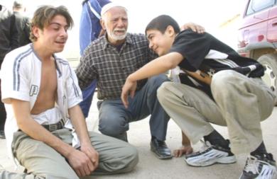 فتيان عراقيان يبكيان بعد سماعهما مقتل والدهما في بعقوبة يوم امس