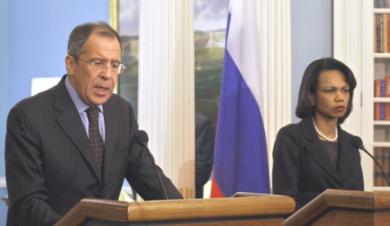 وزير الخارجية الروسي سيرغي لافروف خلال مؤتمر صحافي مشترك مع وزيرة الخارجية الامريكية كونداليزا رايس
