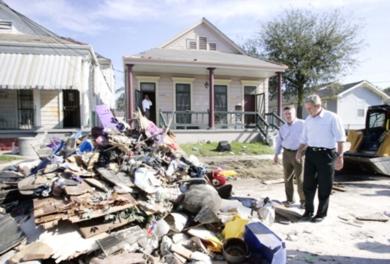 بوش يتفقد المدينة التي ضربها اعصار كاترينا