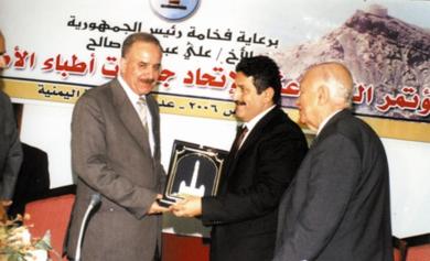 وزير الصحة يكرم رئيس اتحاد جمعيات أطباء الأطفال العرب