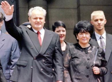 من اليسار الى اليمين: سلوبودان ميلوسوفيتش، ابنته ماريا، زوجته ميريانا ماركوفيتش، ابنه ماركو في صورة من الارشيف خلال حفل تنصيبه كرئيس ليوغسلافيا السابقة في 23 يوليو 1997