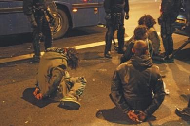 قوات مكافحة الشغب الفرنسية تقوم باعتقال طلبة فرنسيين