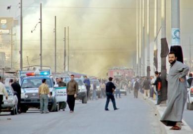 اعمدة الدخان تتصاعد في مدينة الصدر شرق بغداد حيث انفجرت 6 سيارات مفخخة اوقعت اكثر من 46 قتيلا و204 جرحى