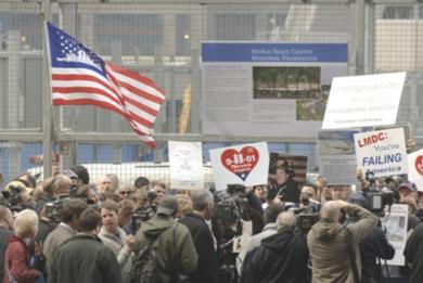 أقارب ضحايا هجمات 11 سبتمبر أيلول يتظاهرون احتجاجاً على عملية البناء في نصب تذكاري