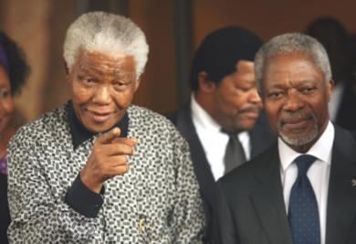الامين العام للامم المتحدة كوفي انان وبجانبه نلسون مانديلا رئيس جنوب افريقيا السابق