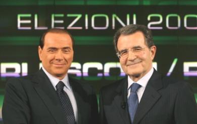 من اليمين رومانو برودي زعيم المعارضة الايطالي وبجانبه رئيس الوزراء الايطالي سيلفيو برلسكوني 