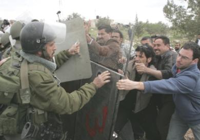 اشتباكات بين فلسطينيين وجنود اسرائيليين بشأن الجدار العازل 