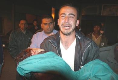 فلسطيني يحمل جثة طفلته التي قتلت برصاص اسرائيلية يوم امس