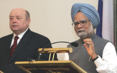 رئيس الوزراء الهندي مانموهان سينغ في مؤتمر صحفي مع رئيس الوزراء الروسي ميخائيل فرادكوف 