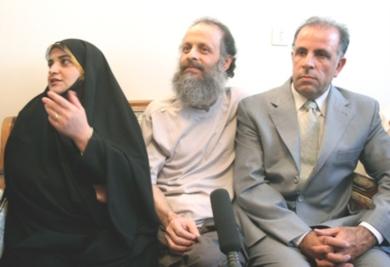 من اليمين المحامي مصطفى مولائي وبجانبه اكبر غانجي وزوجته معصومة شافعي