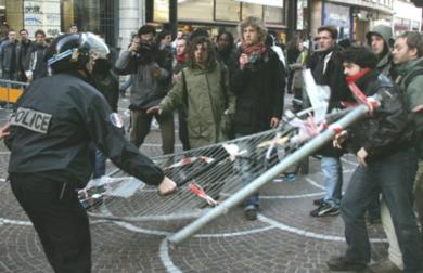 اشتباكات بين المتظاهرين وقوات مكافحة الشغب الفرنسية