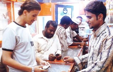شباب يدير سوق الجوال بالمكلا