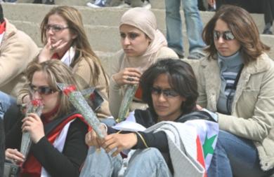 مئات من الطلبة السوريين يحتفلون بعيد الأم في قرية عين التنه في الجولان ويلوحون لأمهاتهم في قرية مجدل شمس التي تحتلها إسرائيل أمس