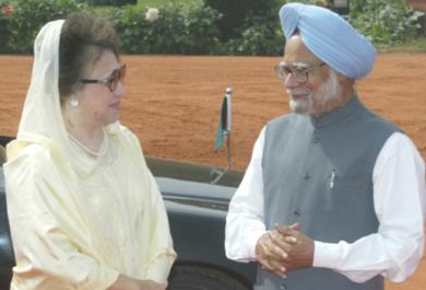 رئيس وزراء الهند مانموهان سينغ يتحدث مع رئيسة وزراء بنجلاديش خالدة ضيا