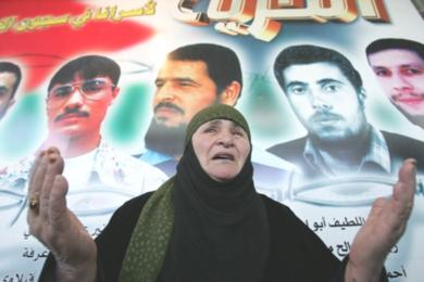 امهات محتجزين اردنيين في سجون اسرائيل ينتظرن عودة ابنائهن