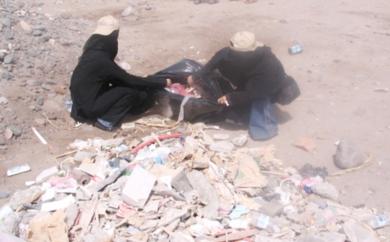 طالبتان من معهد امديست منهمكتان بجمع القمامة