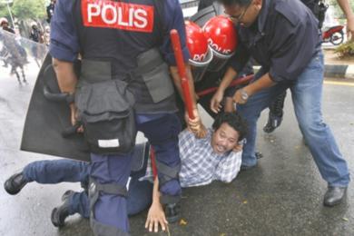 شرطة مكافحة الشغب تقوم بإعتقال المتظاهرين 