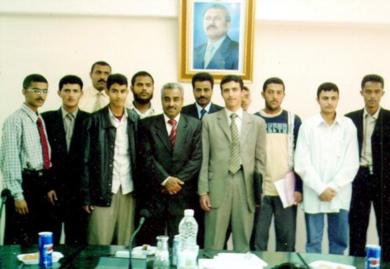 وزير التعليم العالي في صورة جماعية مع أبنائه الطلاب الأوائل