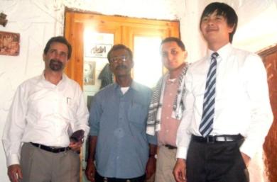 من اليسار: نائب السفير الاميركي، الزميل علوي بن سميط، الملحق السياسي ونائب القنصل بمكتب «الأيام» بالوادي أمس