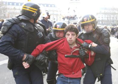 شرطة مكافحة الشغب تعتقل احد المتظاهرين