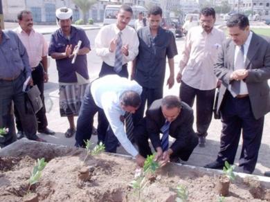 محافظ عدن يغرس شجرة في يوم المدينة أمس الأول
