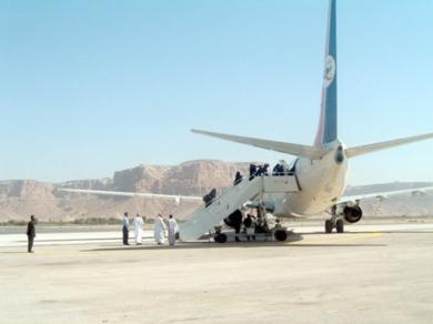 مسافرون يصعدون الطائرة للمغادرة الى أبوظبي امس