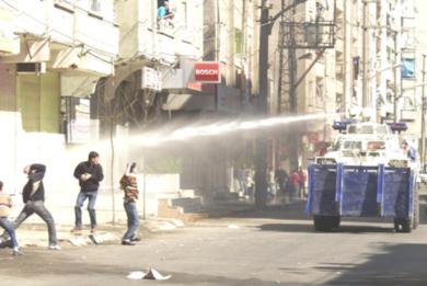 شرطة مكافحة الشغب ترش المتظاهرين بالماء 