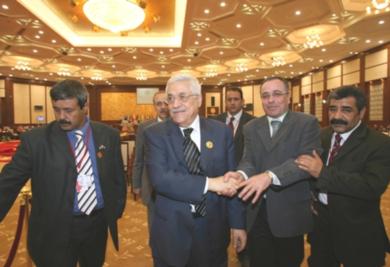 الرئيس الفلسطيني محمود عباس أثناء دخوله القاعة 