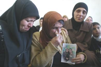والدة الاستشهادي احمد مشارقة تبكي بعد سماع الخبر