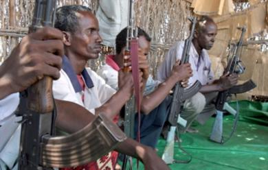 مسلحون صوماليون يقيمون نقاطا للتفتيش مما يعيق عمليات توزيع معونات منظمة الغذاء العالمية غرب العاصمة مقديشو