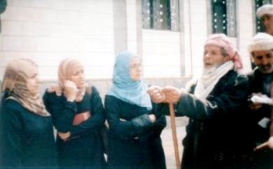 جد الطفلة سوسن أمام الاخت رنا غانم والوفد الحقوقي