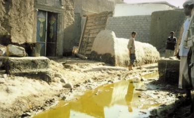 طفح مياه المجاري «البيارات» بالقرب من المنازل السكنية في حوطة لحج