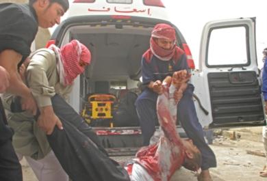 عراقيون ينتشلون جثث الضحايا