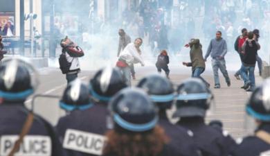 اشتباكات بين المتظاهرين وقوات الامن الفرنسية